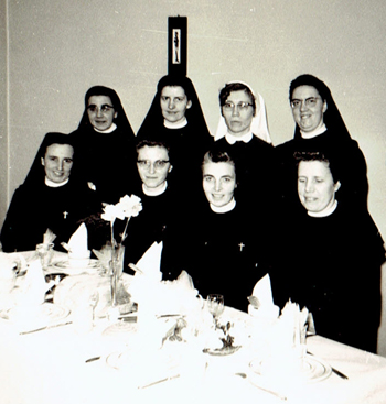 Zuster Francine met 7 medezusters